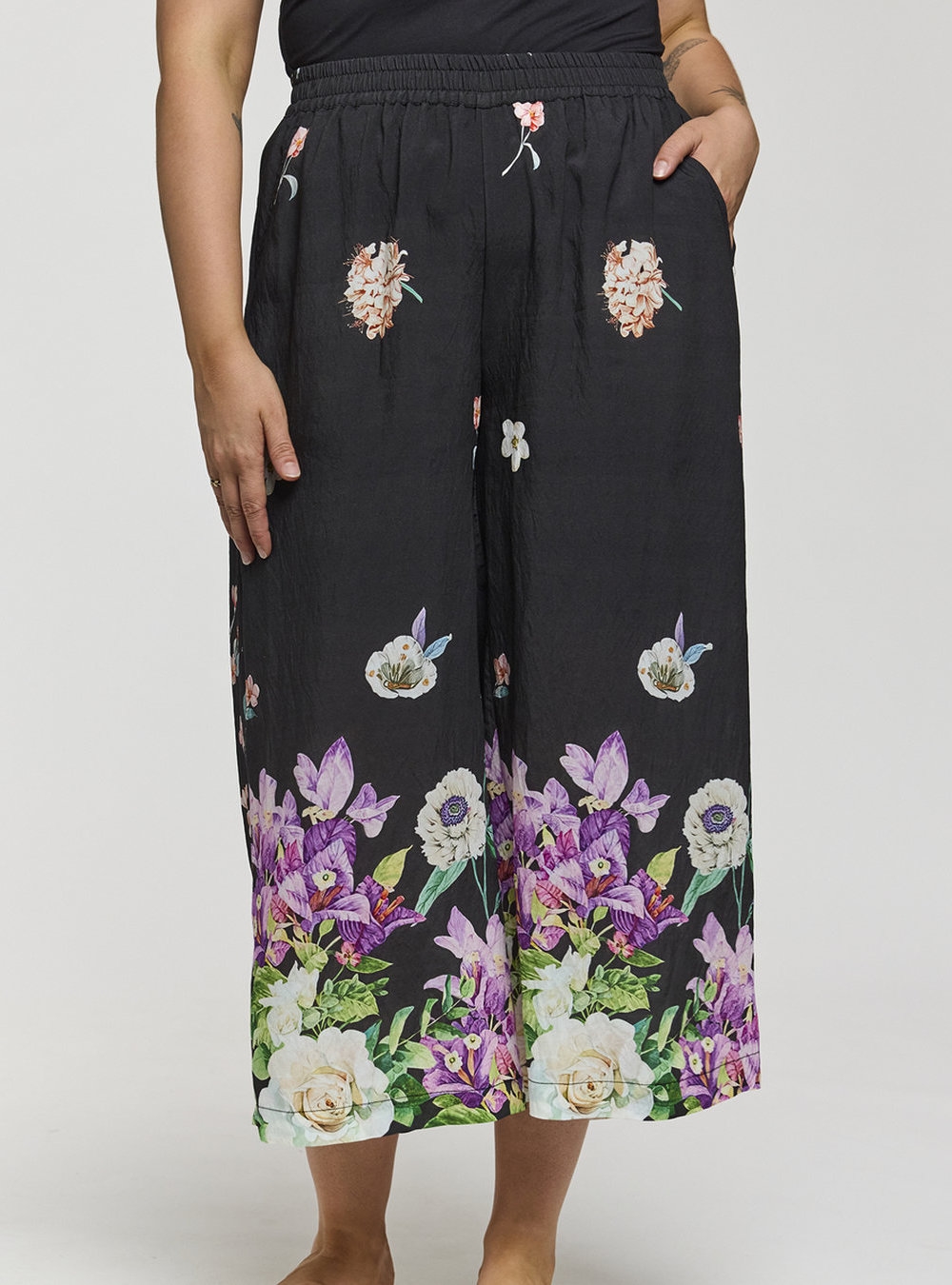 Gozzip - Millie Bukser, Sort med blomster 