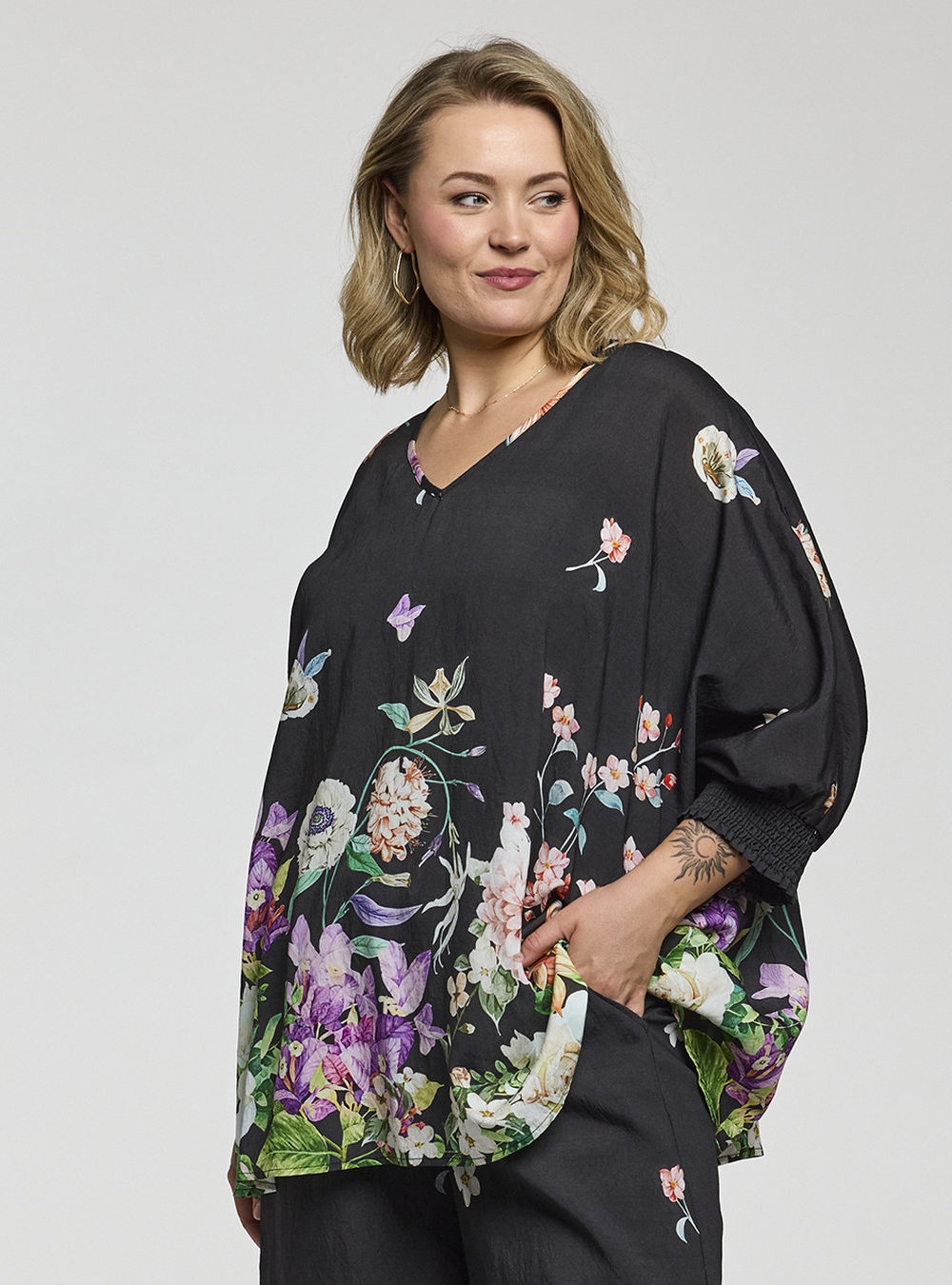 Gozzip - Lila Oversize Bluse, Sort med blomster 