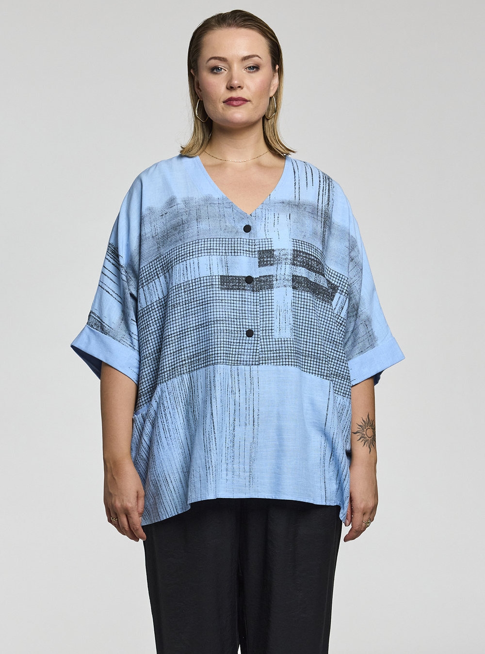 Gozzip Black - Elissa Oversize Bluse, Lyseblå/Sort