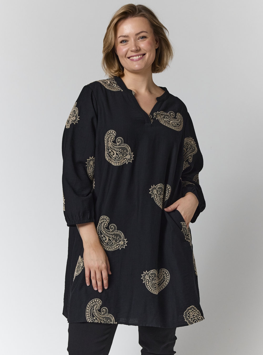 Gozzip - Jeana Tunika, Sort med Sandfarvet Broderi