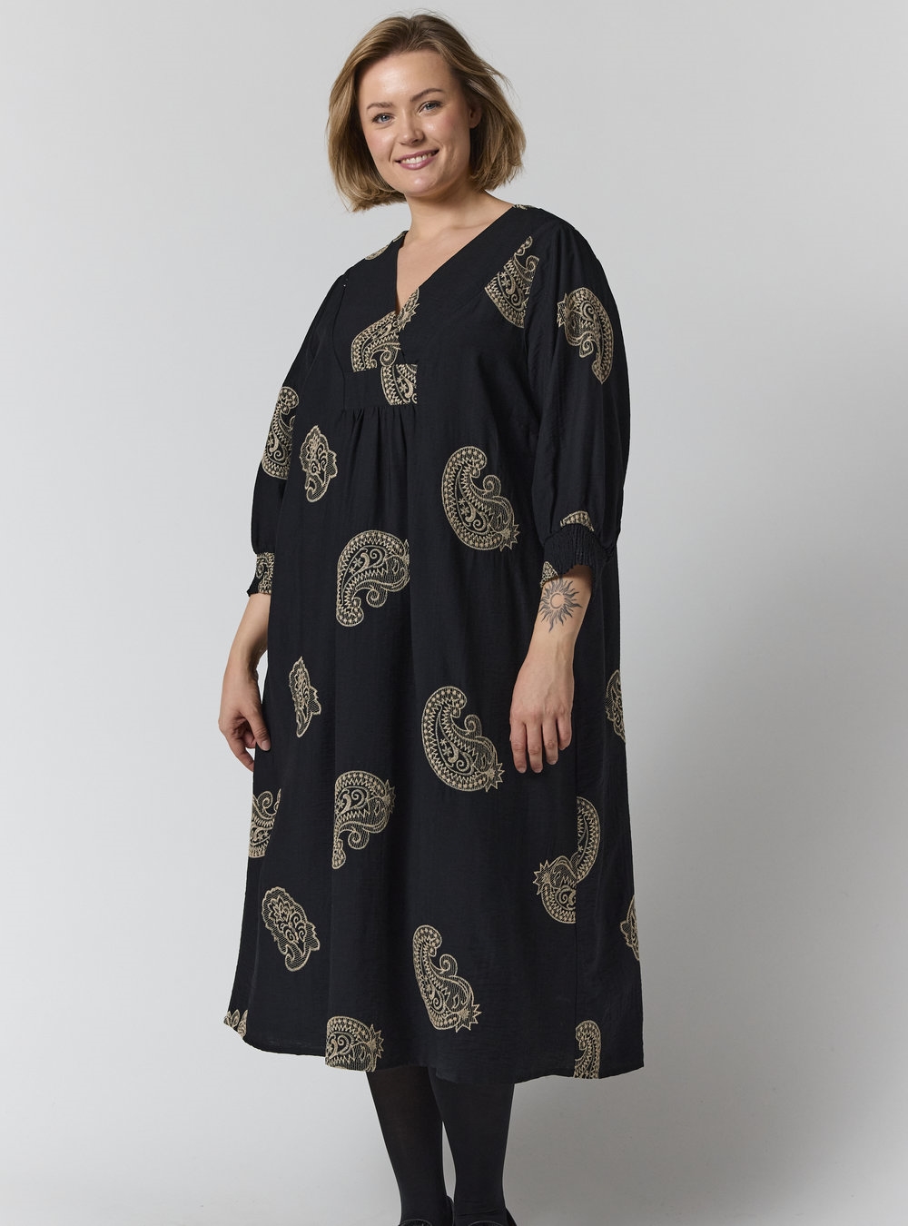 Gozzip - Else Kjole, Sort med Sandfarvet Broderi