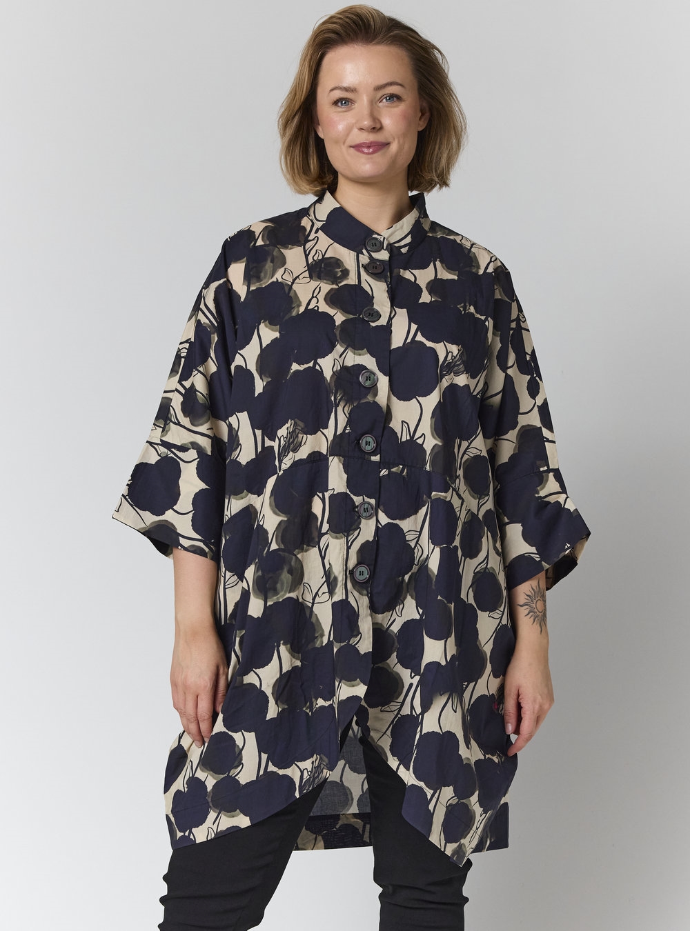 Gozzip - Silje oversized Cardigan/Tunika, Sand med Sort blomster