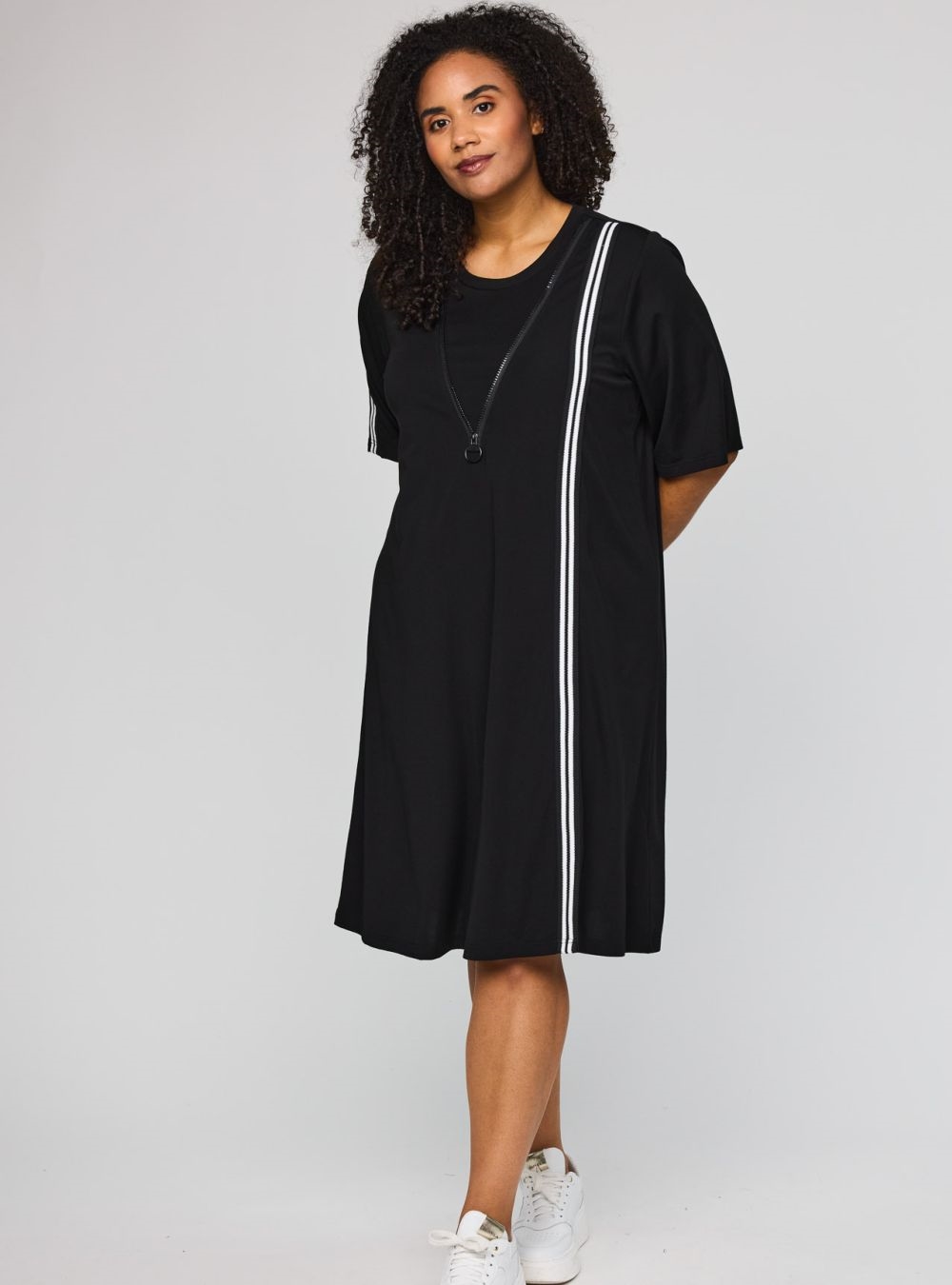 Studio - Fenja Kjole, Sort Med Detaljer