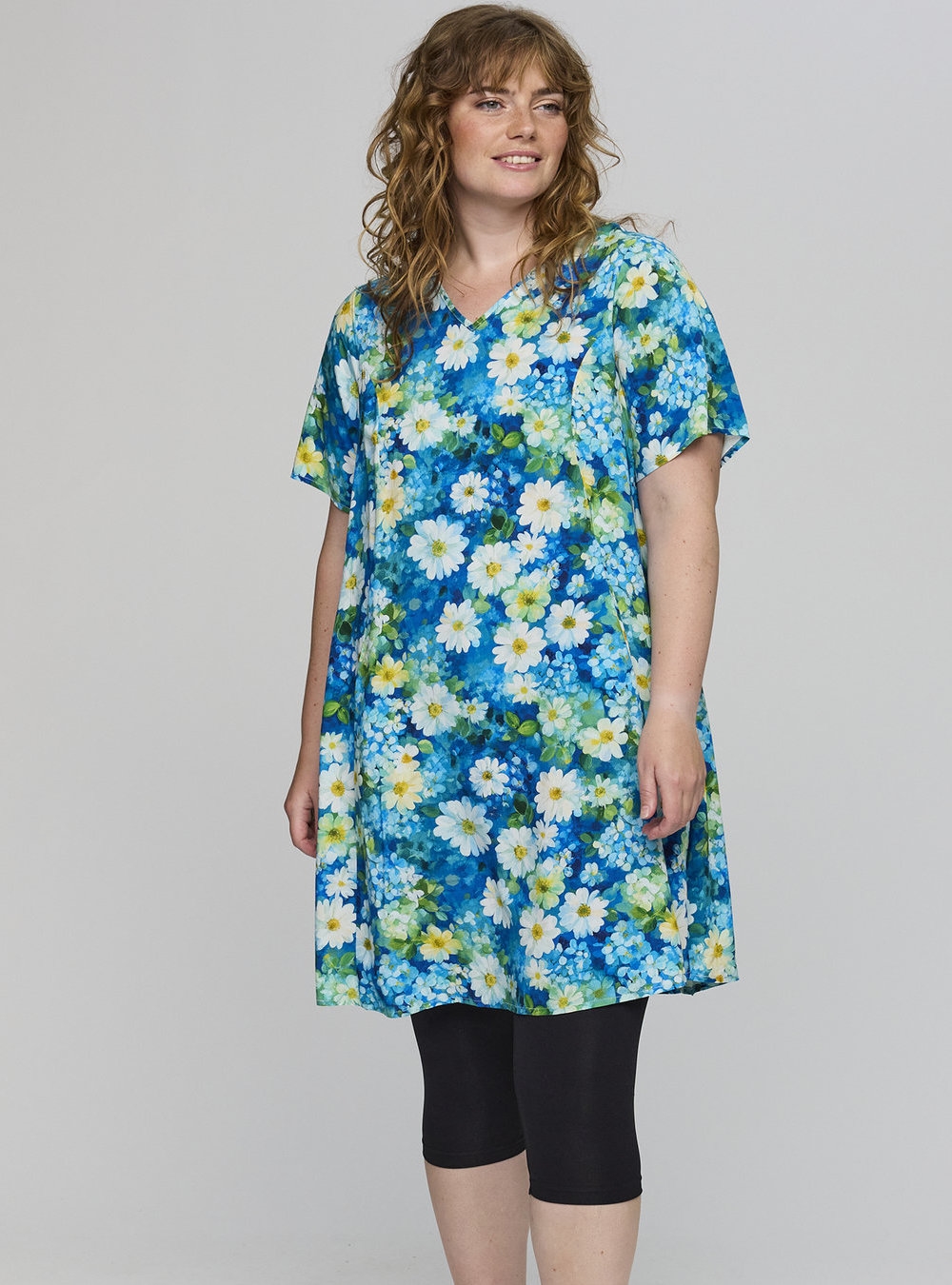 Studio - Birgitte Kjole, Blå have m/Hvide blomster